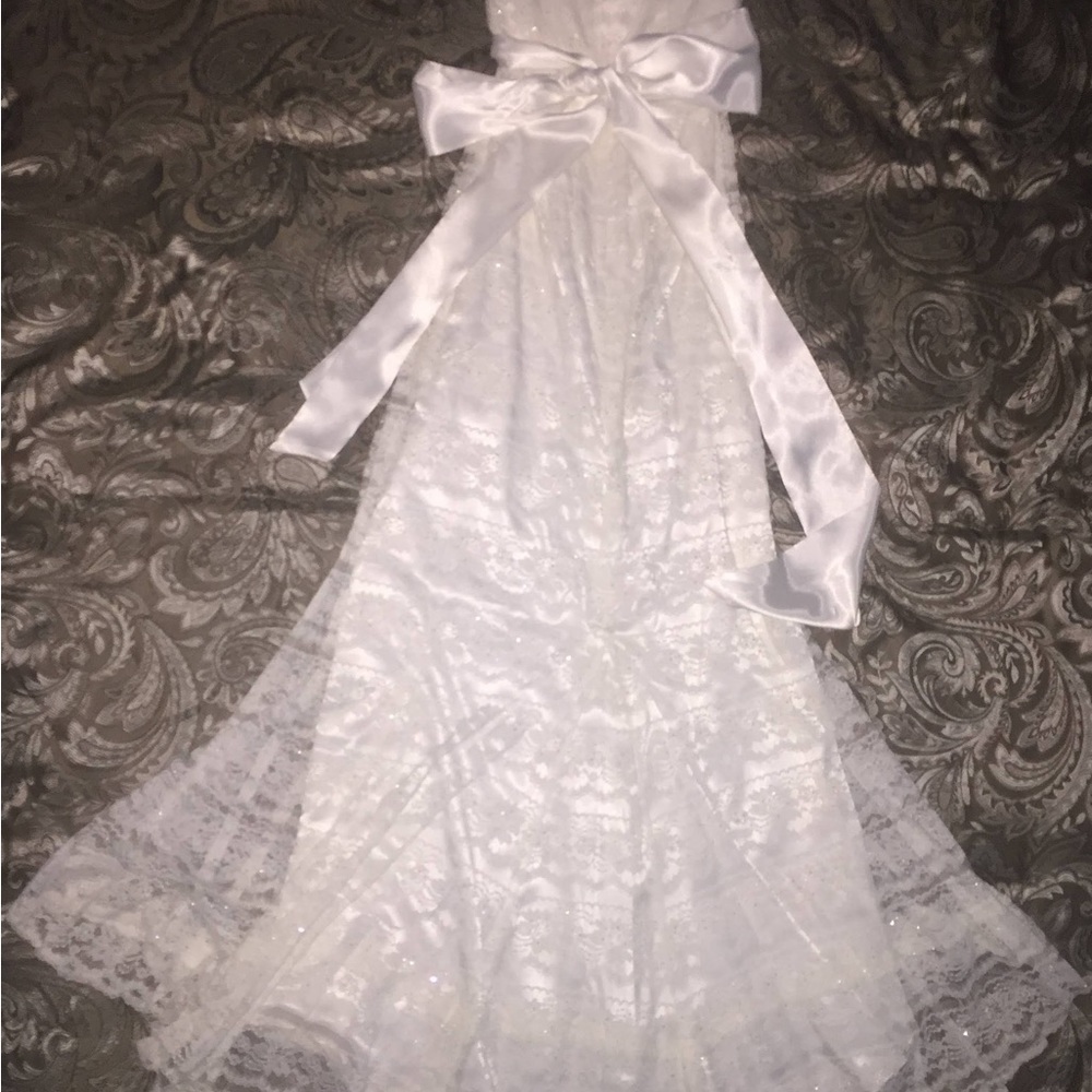 Size 4 ivory Galina wedding gown with overlay tulle.